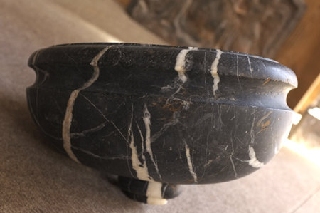bénitier marbre noir de Sablé L 33, Prof 22 cm