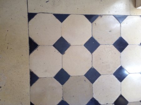 sol en pierre avec cabochons marbre noir XVIII°stone floor with black marble cabochons 18th century