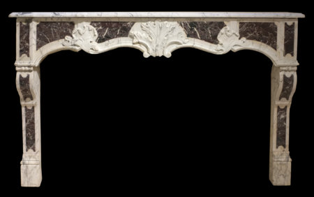 Cheminée ancienne d'époque L XV en marbre blanc et levanteau L 172 x h 108 cm L XV period fireplace in Levanteau and white veined marble