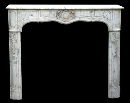 cheminée ancienne d'époque L XV marbre blanc veiné L 131 x H108 cm L XV period fireplace in white veined marble