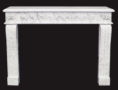 Cheminée ancienne en marbre blanc veiné d'époque Louis XVI L 130 x H 102 cm L XVI period fireplace in white veined marble