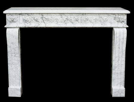 Cheminée ancienne en marbre blanc veiné d'époque Louis XVI L 130 x H 102 cm L XVI period fireplace in white veined marble