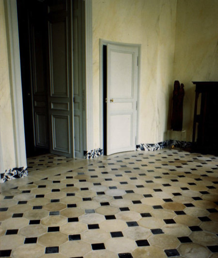 sol en pierre avec cabochons marbre noir XVIII°stone floor with black marble cabochons 18th century